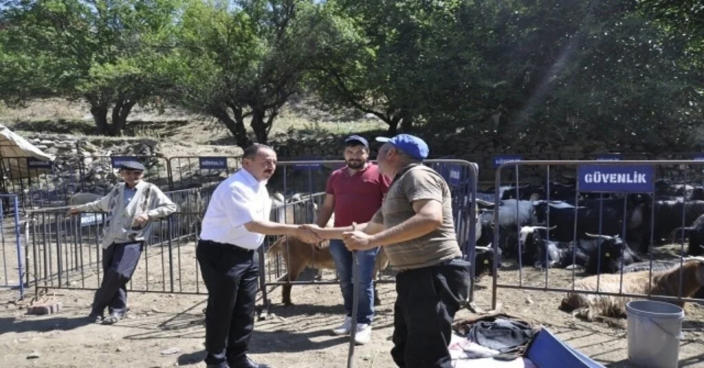 Başkan Sever, Pazar Esnafı İle Bir Araya Geldi