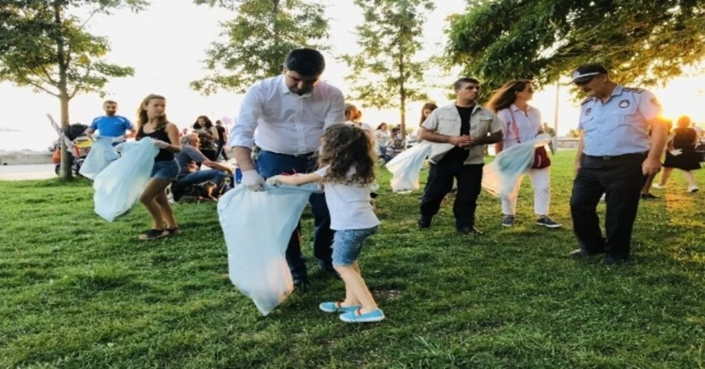 Başkan Yüksel, Kartallılar İle Çöp Topladı