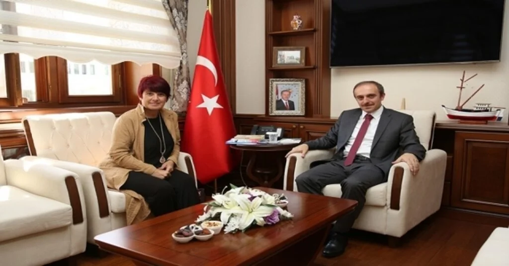 Bayburt Vakfı Kadın Kolları Başkanı Dölek, Vali Cüneyt Epcimi Ziyaret Etti