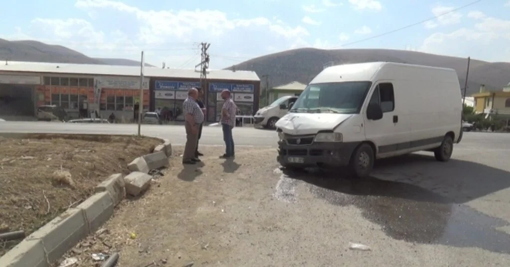Bayburtta Minibüs İle Otomobil Çarpıştı: 1 Ölü, 2 Yaralı