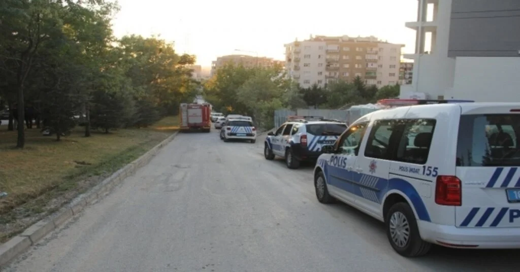 Bayram Öncesi Paralarını Alamadıkları İddiasıyla Çatıya Çıktılar