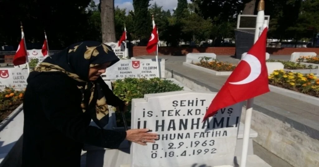 Bayramda İlk Ziyaretini Şehit Oğlunun Kabrine Yaptı