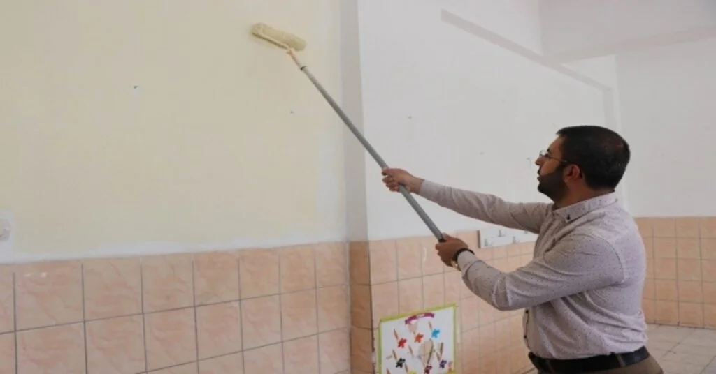 Belediye Başkanı Gençlerle Birlikte Okul Boyuyor