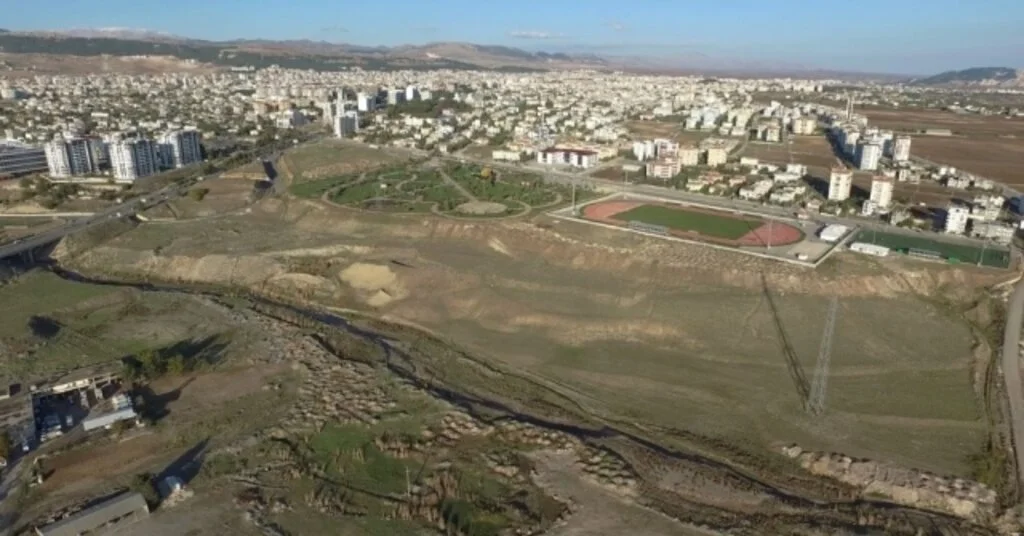 Belediye Ekipleri Kötü Koku İçin Kolları Sıvadı