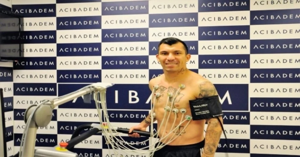 Beşiktaşta Gary Medel Ve Enzo Roco Sağlık Kontrolünden Geçti