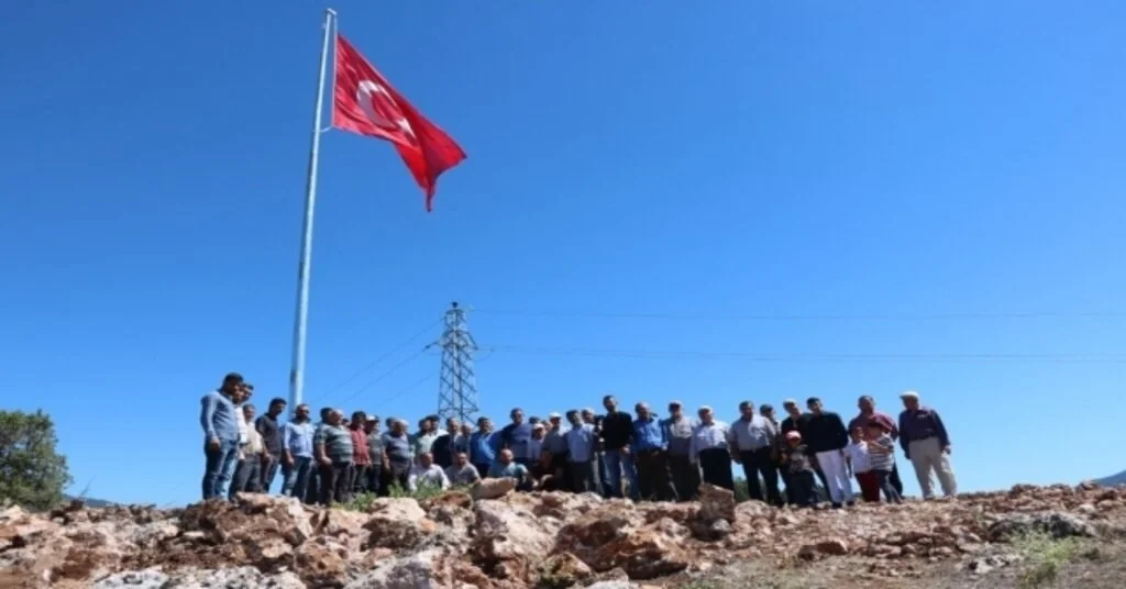 Beyşehir Adaköye Şehitler Anısına Türk Bayrağı Dikildi