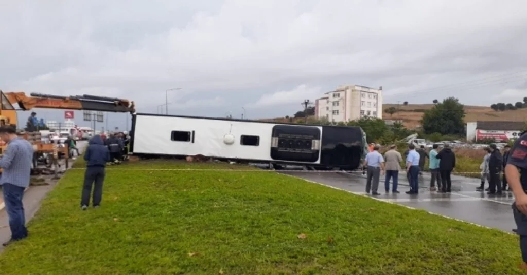 Bigada Yolcu Otobüsü Devrildi: 1 Ölü