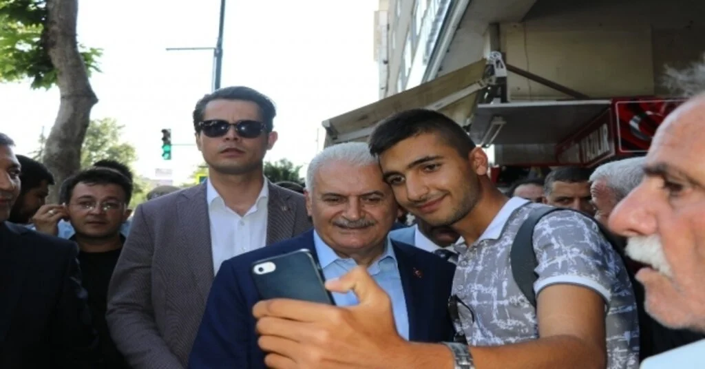 Binali Yıldırım Meyan Şerbeti İçti, Vatandaşa Kayısı Dağıttı