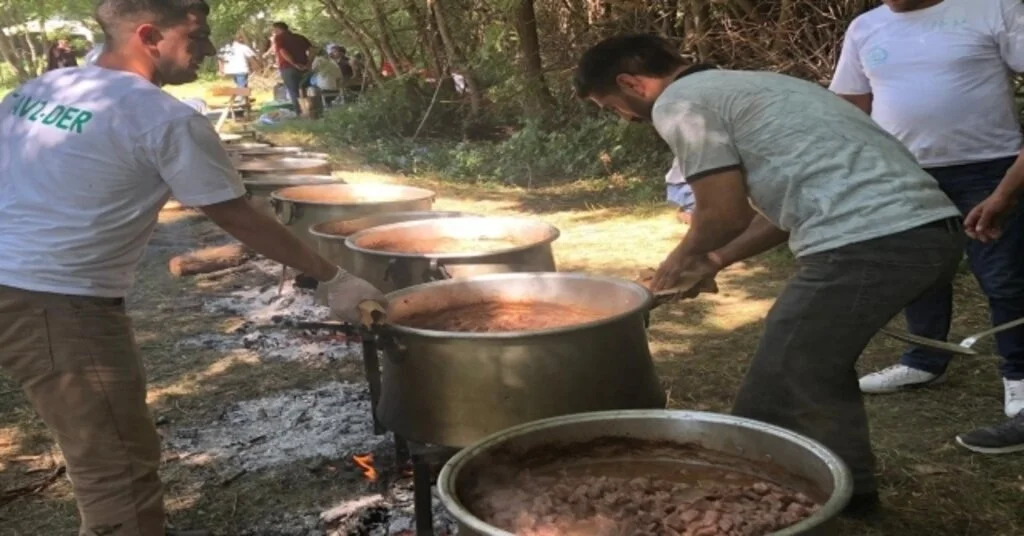 Bingölde 1 Ton 200 Kilogram Et, Kavurma Yapılıp İkram Edildi
