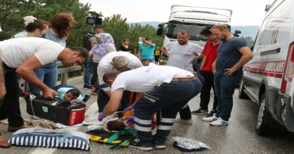 Boluda, Tırla Çarpışan Otomobildeki 1İ Çocuk 6 Kişi Yaralandı