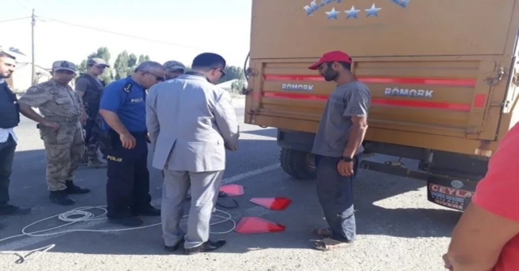 Bulanıkta Traktör Römorklarına Reflektör Takıldı