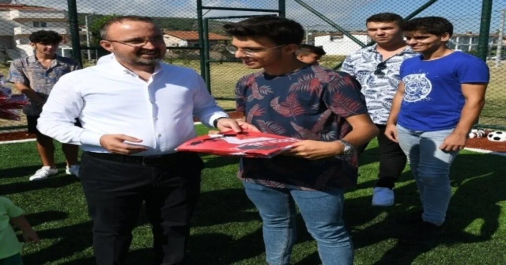 Bülent Turan, Genç Sporculara Forma Hediye Etti