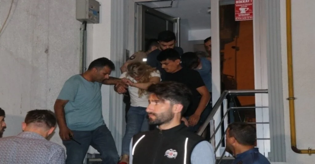 Bursada 250 Kişilik Grup Uyuşturucu Ticareti Ve Fuhuş Yapan Kadının Evine Saldırdı