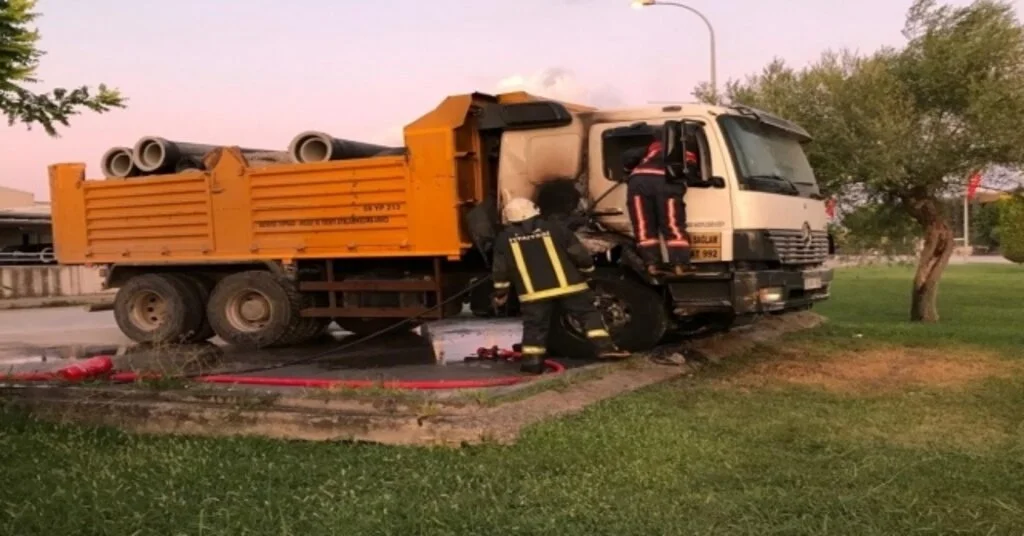 Bursada Park Halindeki Kamyon Alev Alev Yandı