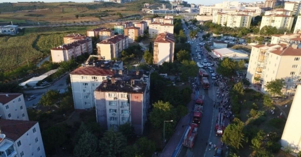 Bursada Yanan 3 Apartman Havadan Görüntülendi