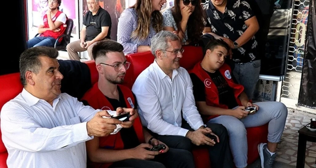 Büyükelçiler gençlerle  playstationda maç oynadı
