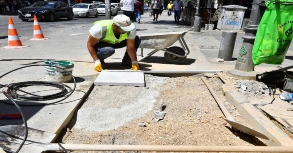 Büyükşehirden Kaldırımlarda Bakım Atağı