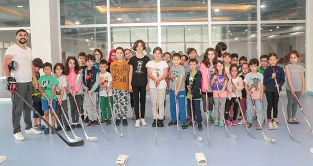 BUZ HOKEYCİLER SIKI ÇALIŞIYOR