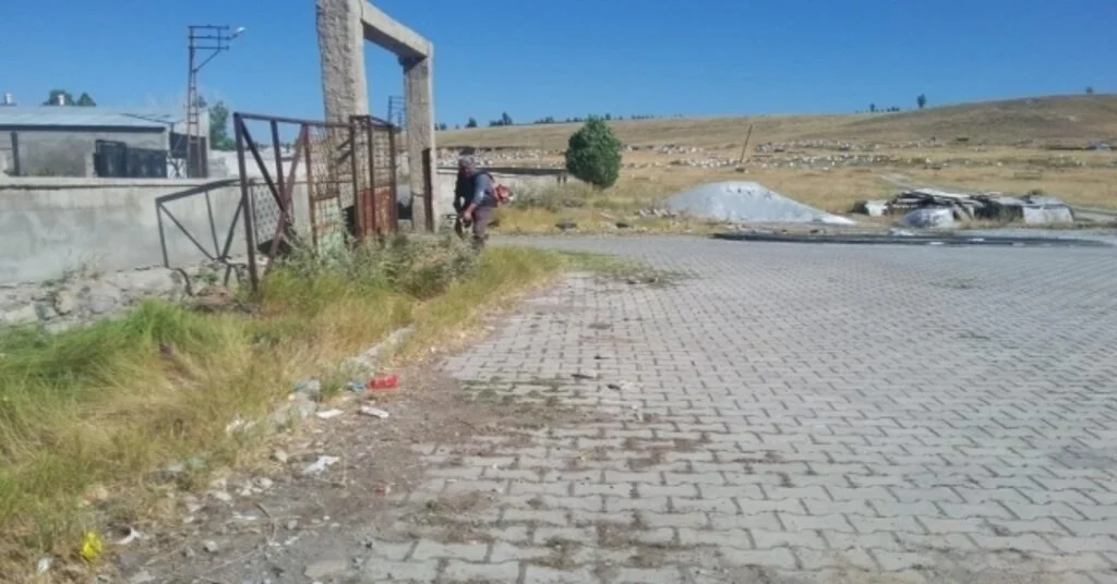 Çaldıranda Bayram Öncesi Mezarlık Temizliği