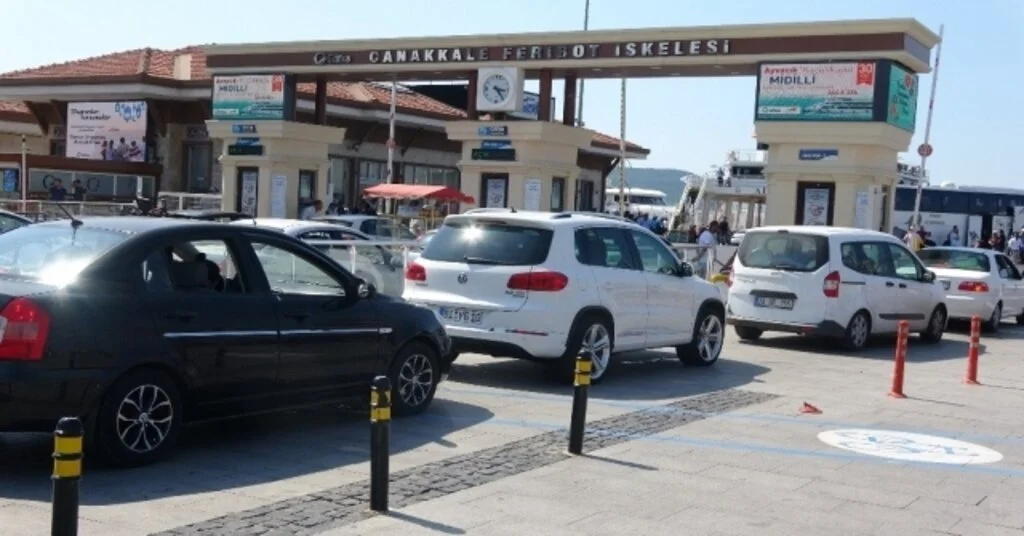 Çanakkale İskelesinde Yoğunluk Devam Ediyor