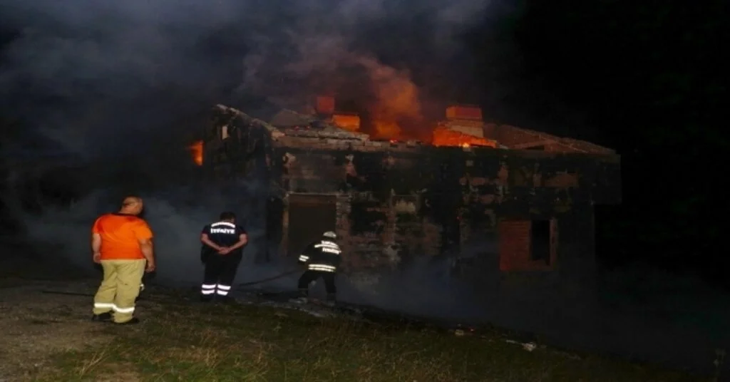 Çatı Tadilatı Sırasında Çıkan Yangında Üç Ev Yandı