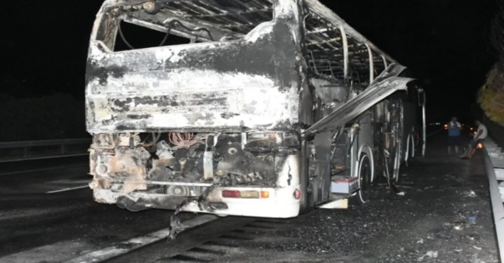 Çeşmede Tur Otobüsü Alev Alev Yanarak Küle Döndü