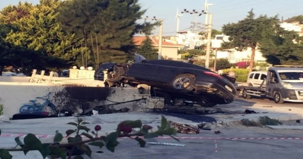 Çeşmedeki Kazada Lüks Aracın İbresi 220De Kilitli Kaldı