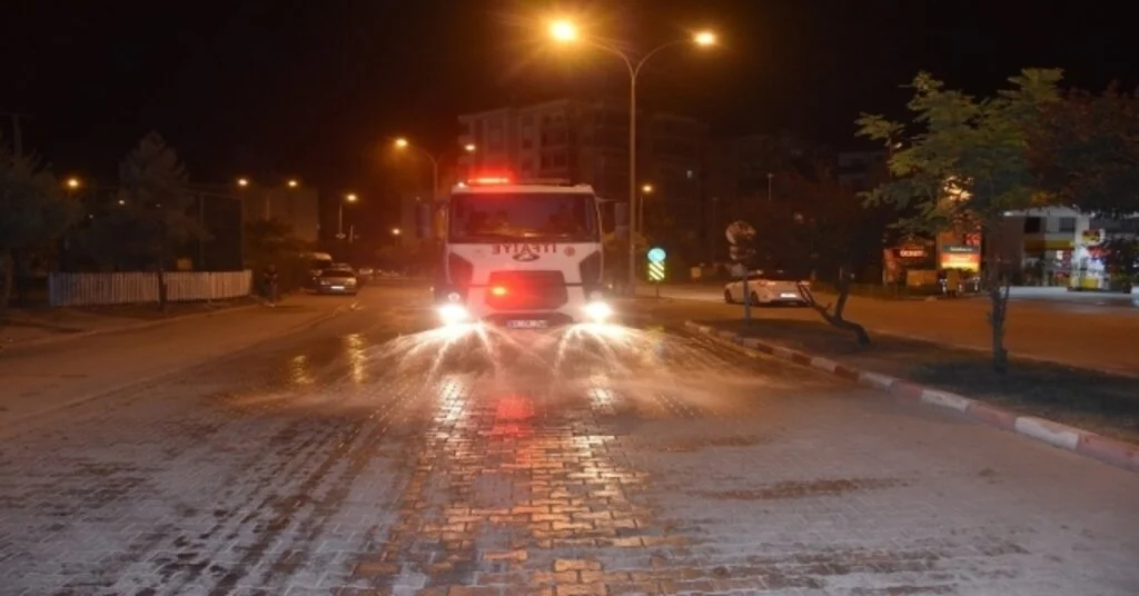 Ceyhanda Cadde Ve Bulvarlarda Temizlik Çalışması