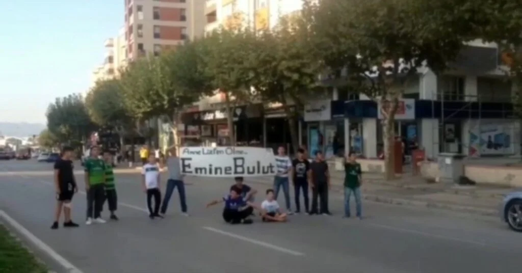 Çocuklar Anne Lütfen Ölme Diyerek Karayolunu Trafiğe Kapattı