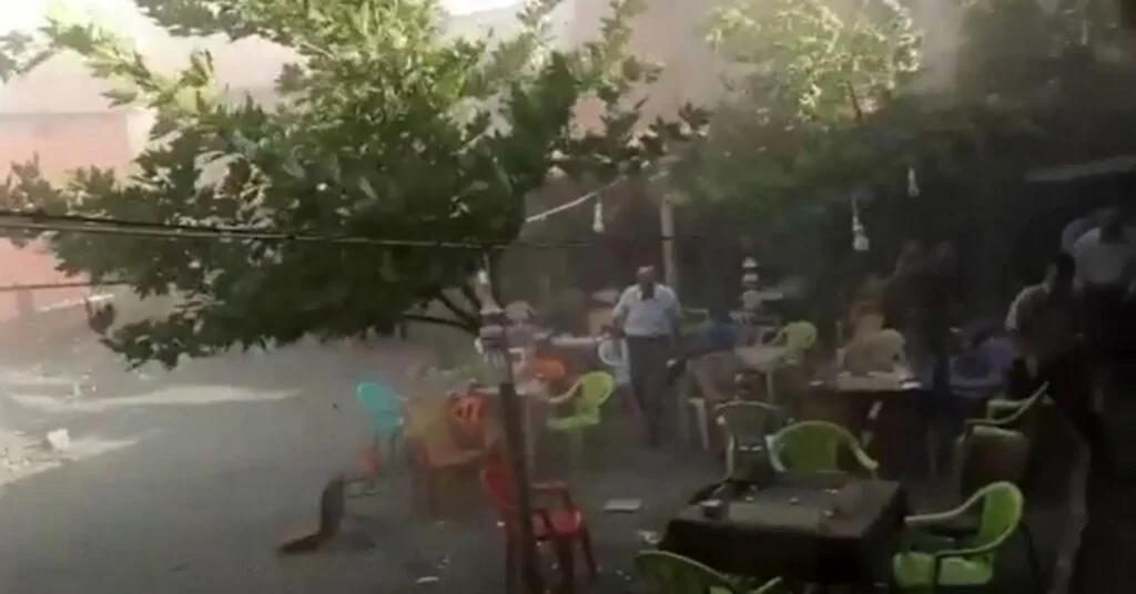 Çukurcada Fırtına Çatıları Uçurdu, Ağaçları Devirdi