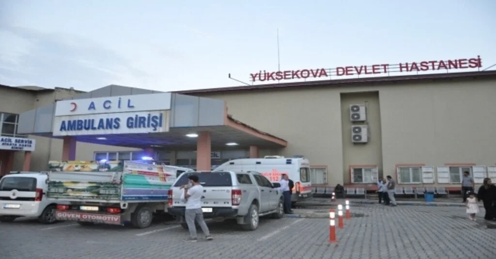 Dağdan Kopan Kayalar 2 Kişiyi Yaraladı
