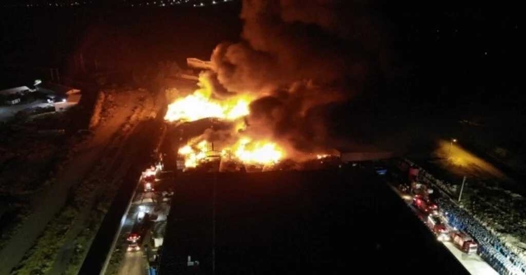 Denizlideki Fabrika Yangına Kontrol Altına Alınmaya Çalışılıyor
