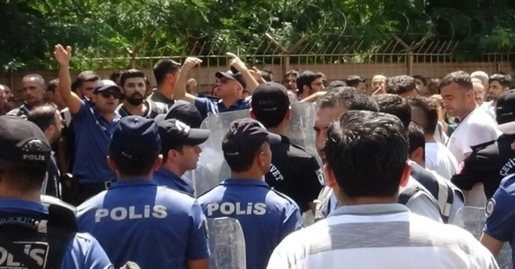 Diyarbakırda Belediye Önünde Toplanan Gruba Müdahale