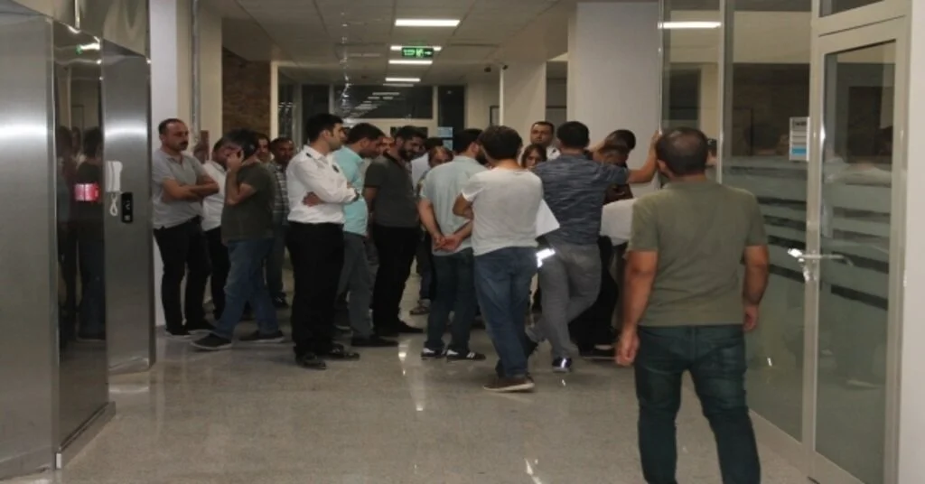 Diyarbakırda Hdpli Kayapınar Belediyesine Uyuşturucu Baskını