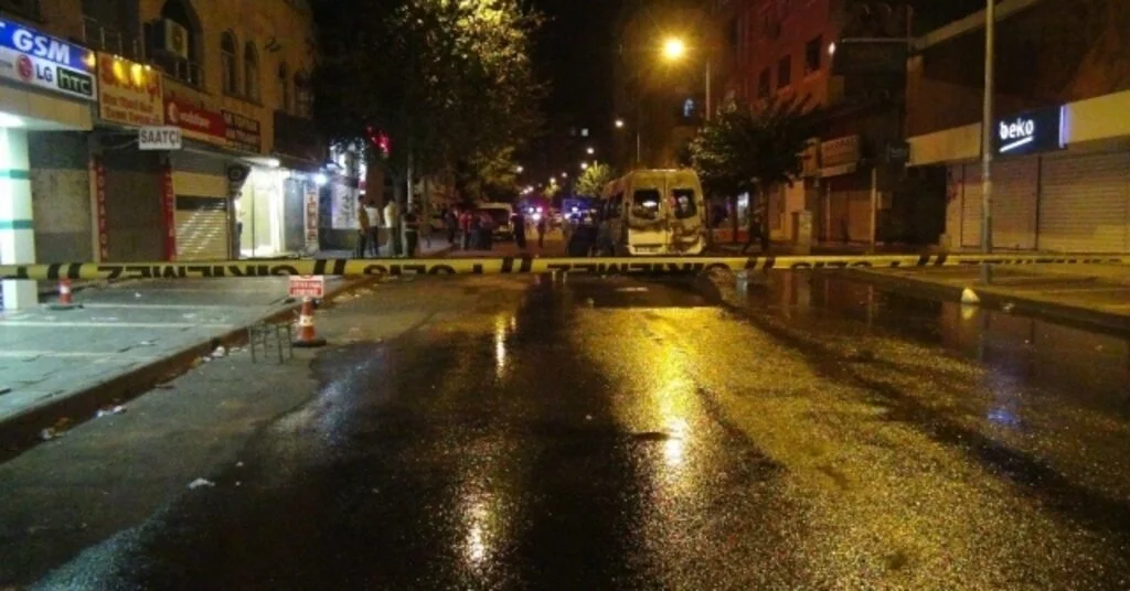Diyarbakırda Terör Yandaşları Yolcu Minibüsünü Ateşe Verdi