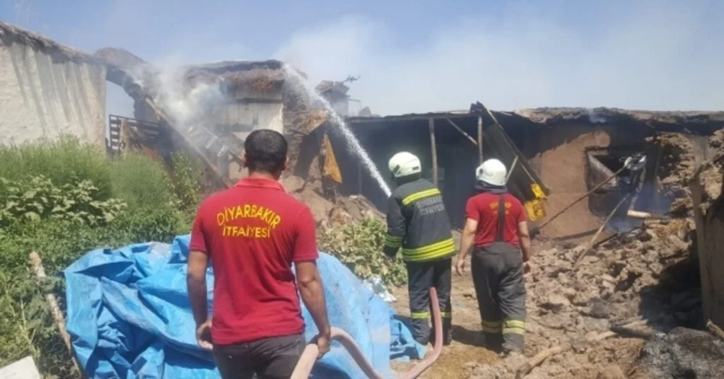 Diyarbakırda Yangın: 2 Ev Ve 4 Ahır Küle Döndü