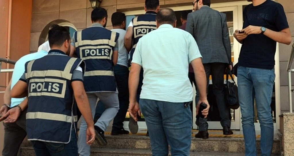 Dolandırıcılar cezaevinde