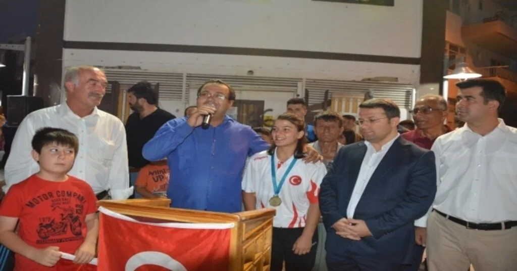 Dünya Plaj Güreşi Dünya Şampiyonu Zeynepe Memleketinde Davul Zurnalı Karşılama