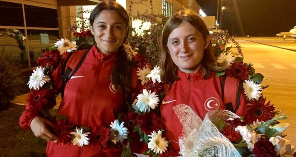 DÜNYA ŞAMPİYONUNA ÇİÇEKLİ KARŞILAMA 