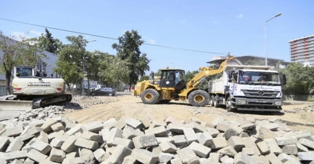 Efelerde Bozulan Yollar Parke Taşıyla Döşeniyor