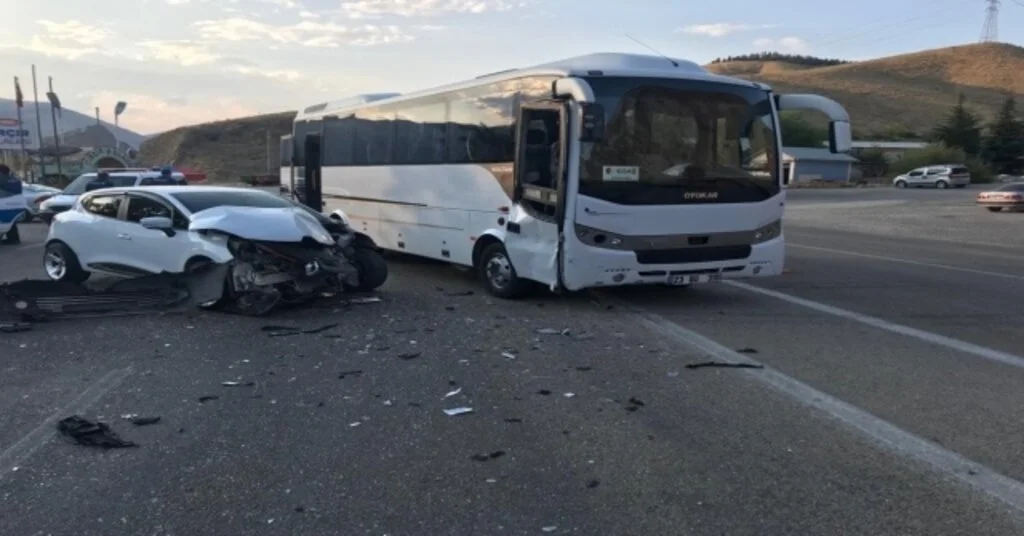 Elazığda Midibüs İle Otomobil Çarpıştı:2 Yaralı