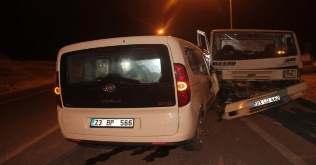 Elazığda Pikap İle Hafif Ticari Araç Çarpıştı: 6 Yaralı