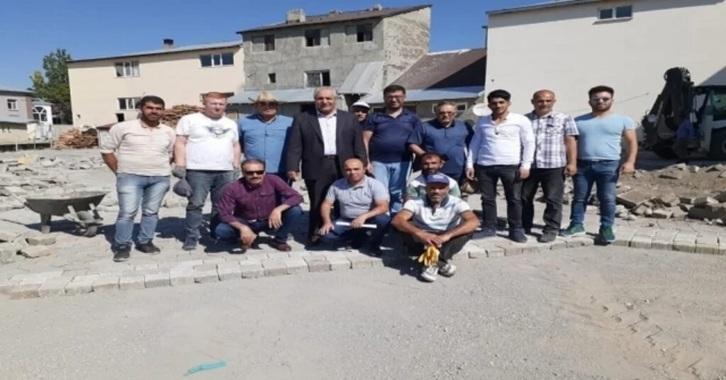 Eleşkirtte Memur Ve İşçiler Parke Taşı Döşeme Çalışmalarına Katıldılar
