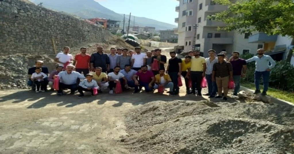 Ellerine Poşet Alan Gençler, Ev Ev Dolaşarak Şeker Topladı