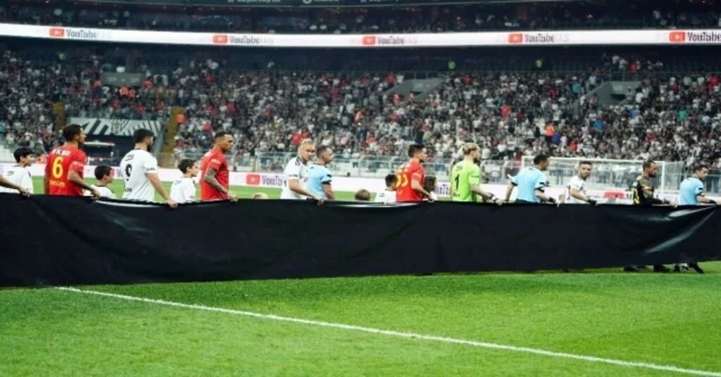 Emine Bulut İçin Siyah Pankart