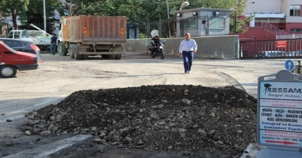 Emniyet Müdürlüğü Önünde Lastiği Patlayan Kamyon Paniğe Neden Oldu