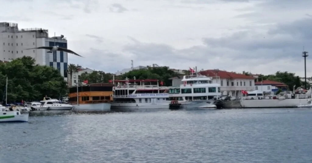 Erdekte Yüzer Restoranlar Yer Arıyor