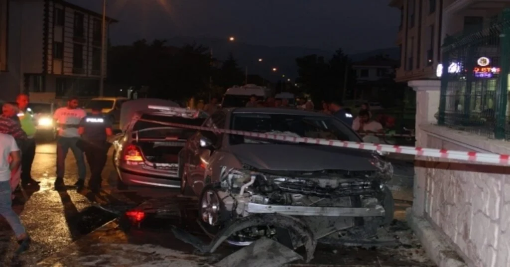 Erzincanda İki Ayrı Trafik Kazasında 4 Kişi Yaralandı