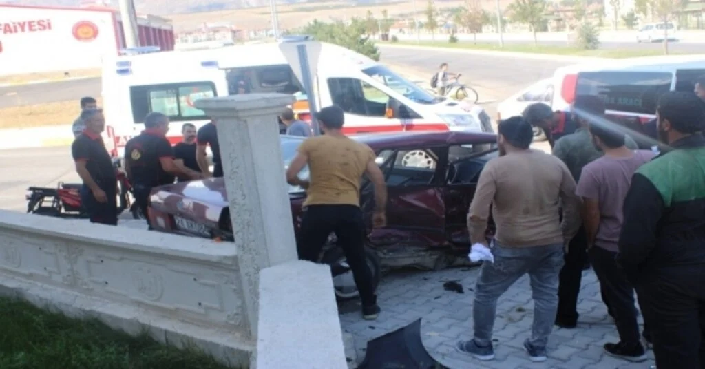 Erzincanda Trafik Kazası: 2 Yaralı