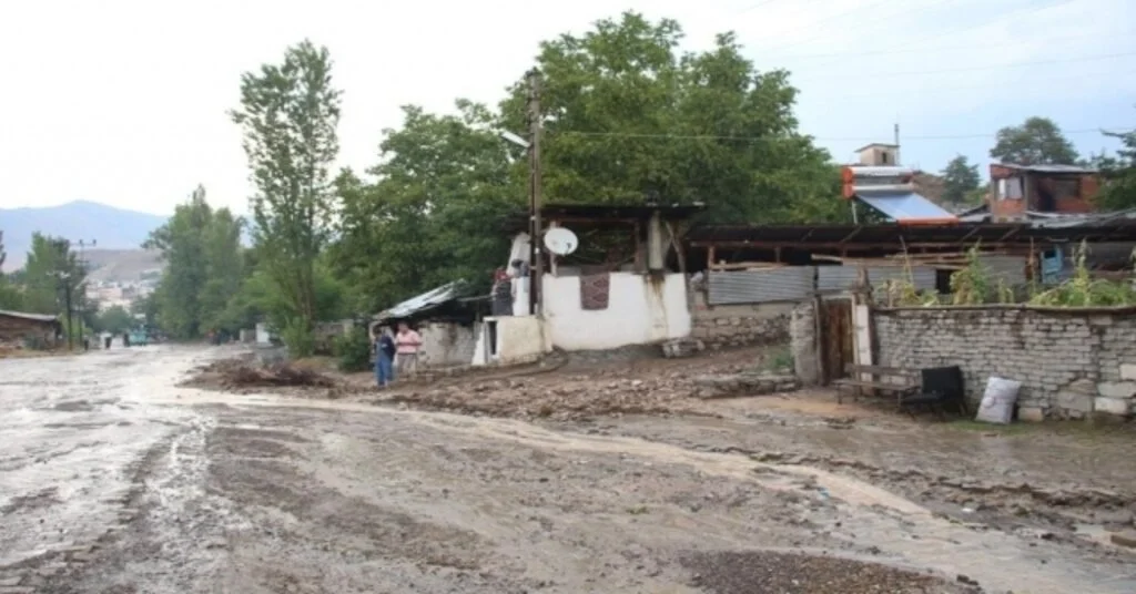 Erzurumda Doluyla Karışık Sağanak Yağış Etkili Oldu